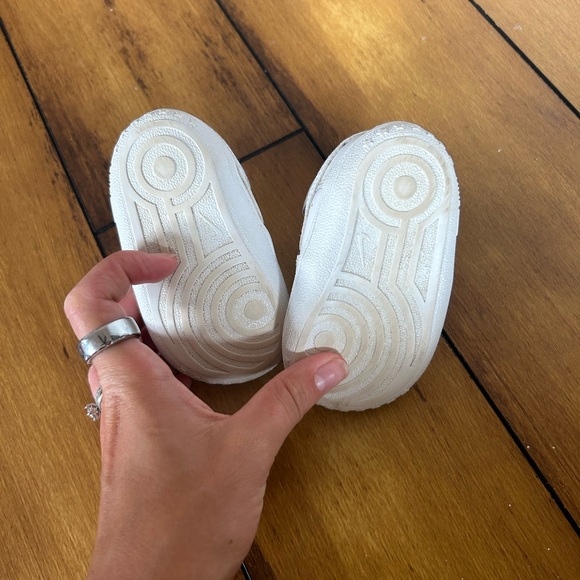 Pre-loved infant white Nike air forces - Picture 2 of 4